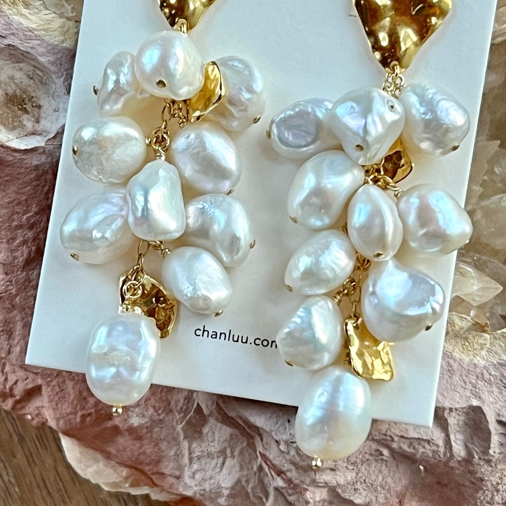 🌺🎉HP🎉🌺 NWT Anthropologie Chan Luu Gold and Pearl Cluster Chandeliers - Picture 8 of 15
